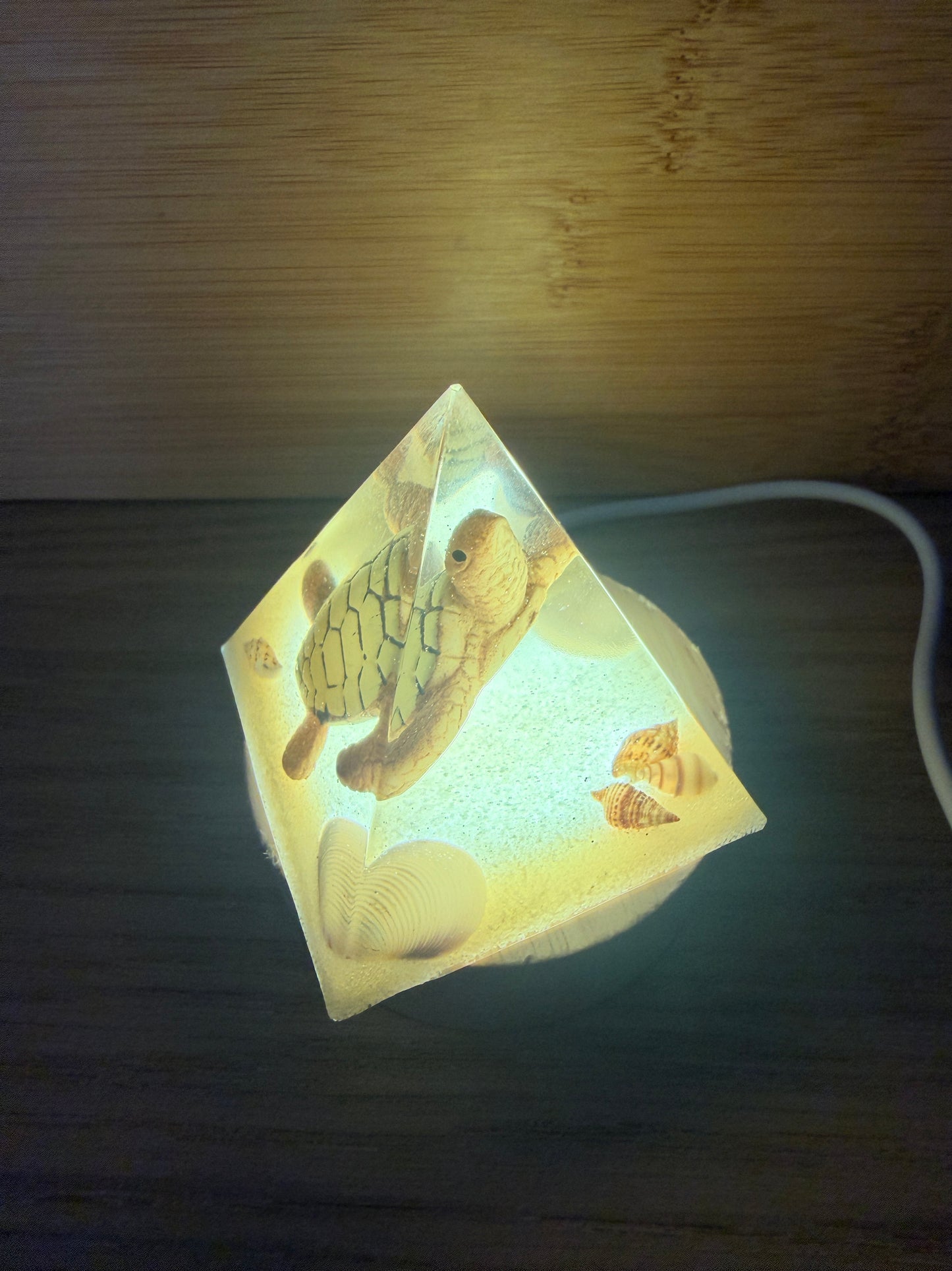 Pyramide Tortue en Résine Époxy | Décoration Artisanale avec ou sans LED