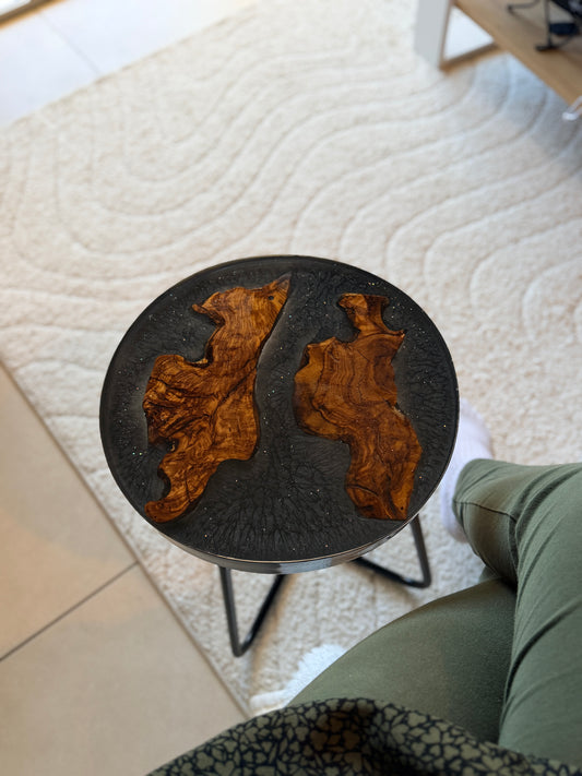 Petite table d’appoint en bois d’olivier et résine époxy noire pailletée