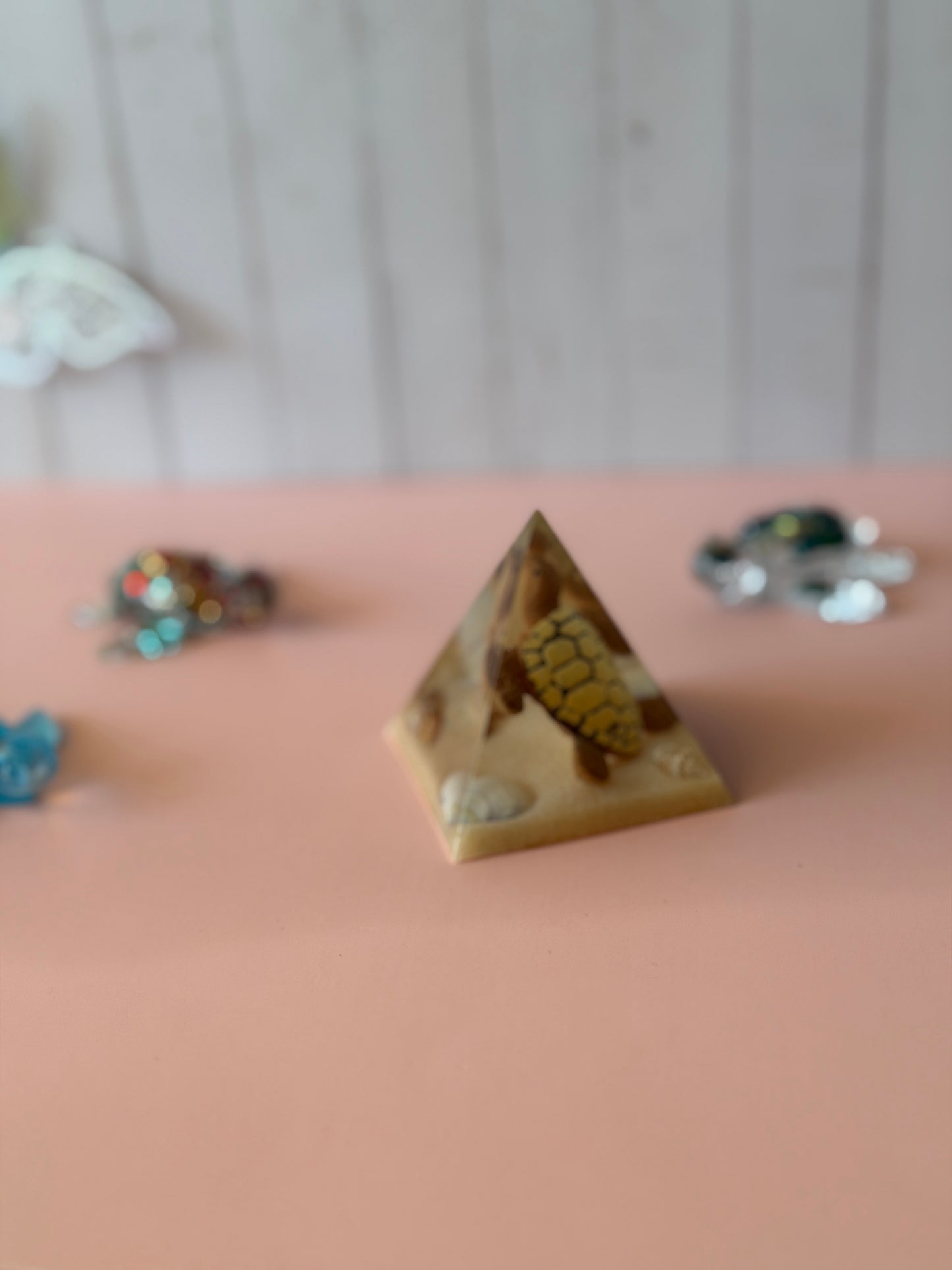 Pyramide Tortue en Résine Époxy | Décoration Artisanale avec ou sans  LED