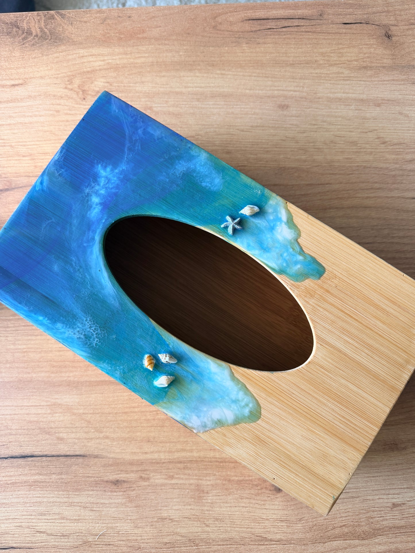 Boîte à mouchoirs en bois et résine époxy – Décoration bord de mer