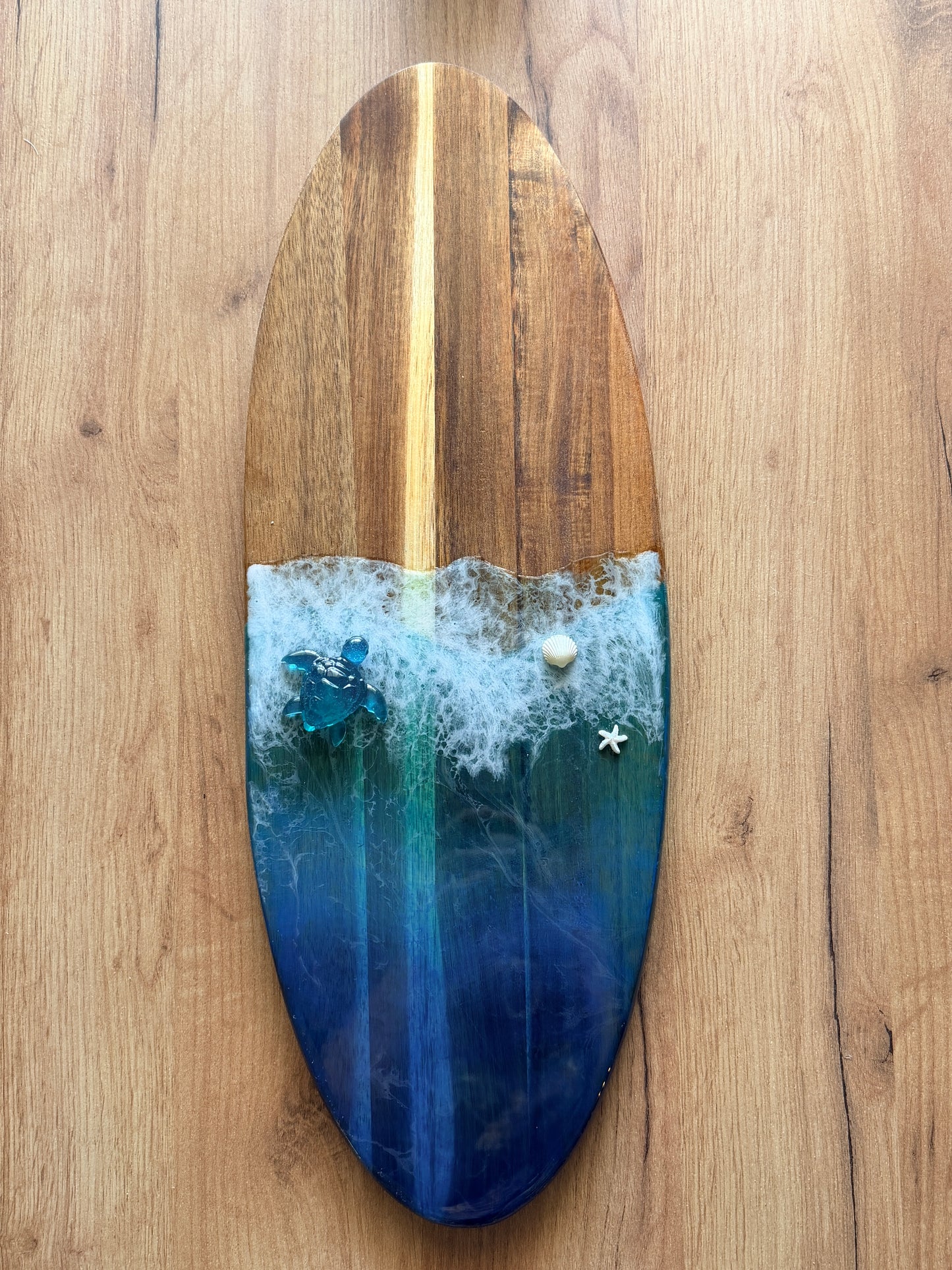 Planche de surf murale en bois et résine époxy – Décoration océan artisanale