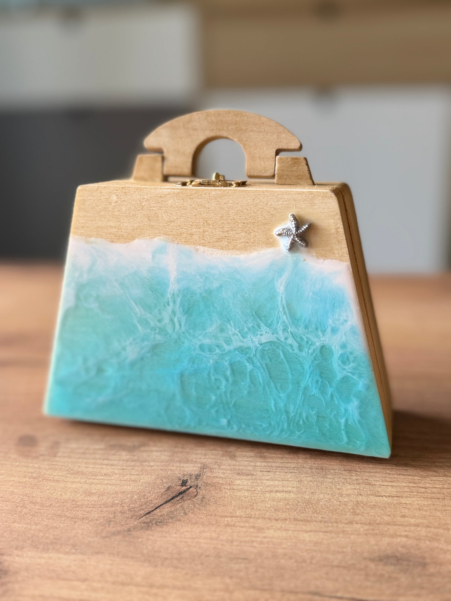 Petite valise en bois décorative avec résine époxy – Effet vagues – Fabrication artisanale