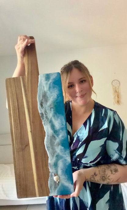 Planche apéro en bois et résine époxy – Fabrication artisanale – Décoration océan