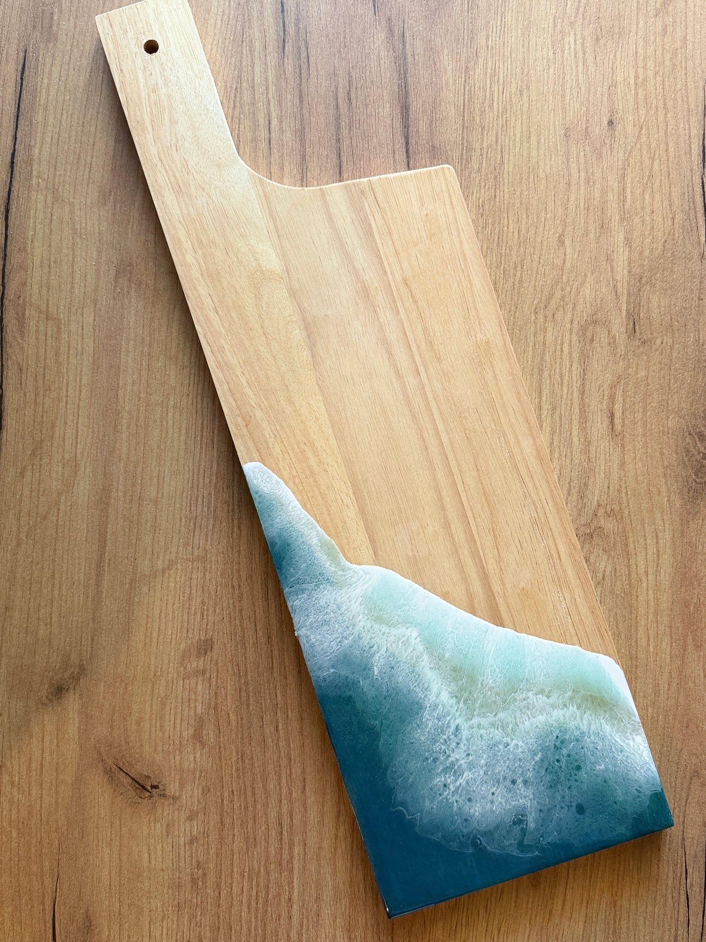 Planche à découper en bois et résine époxy – Effet vagues – Fabrication artisanale