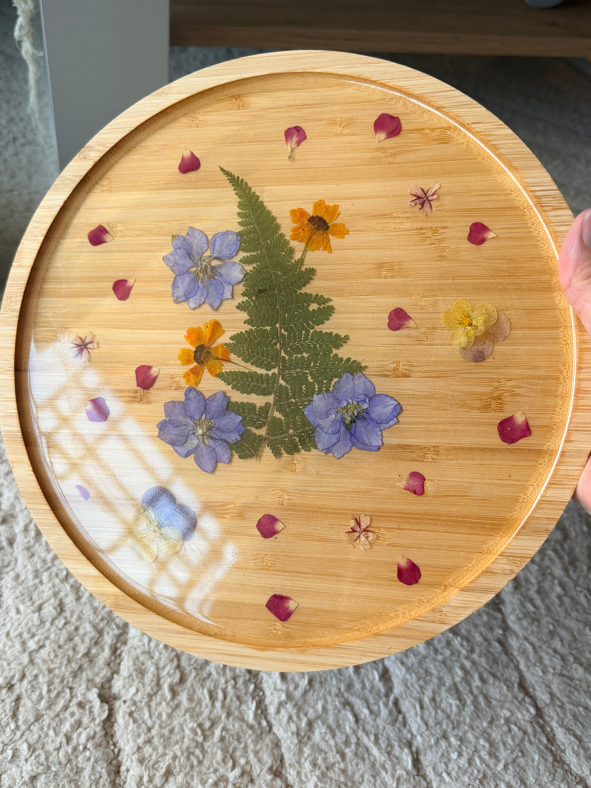 Plateau en résine époxy avec fleurs séchées – Création artisanale