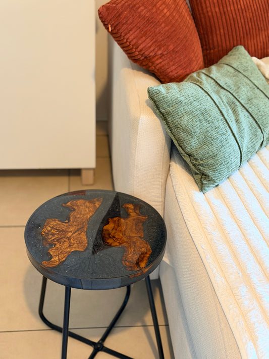 Petite table d’appoint en bois d’olivier et résine époxy noire pailletée