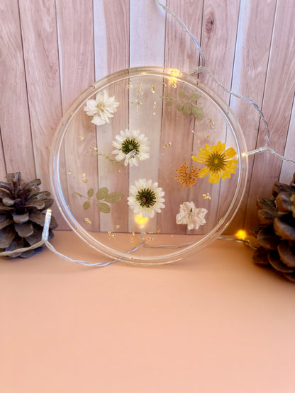 Plateau en résine époxy avec fleurs séchées – Création artisanale