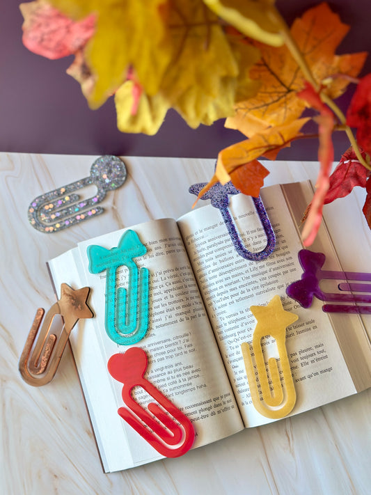Mini marque-pages trombone en résine – Accessoire artisanal et coloré pour livres et carnets