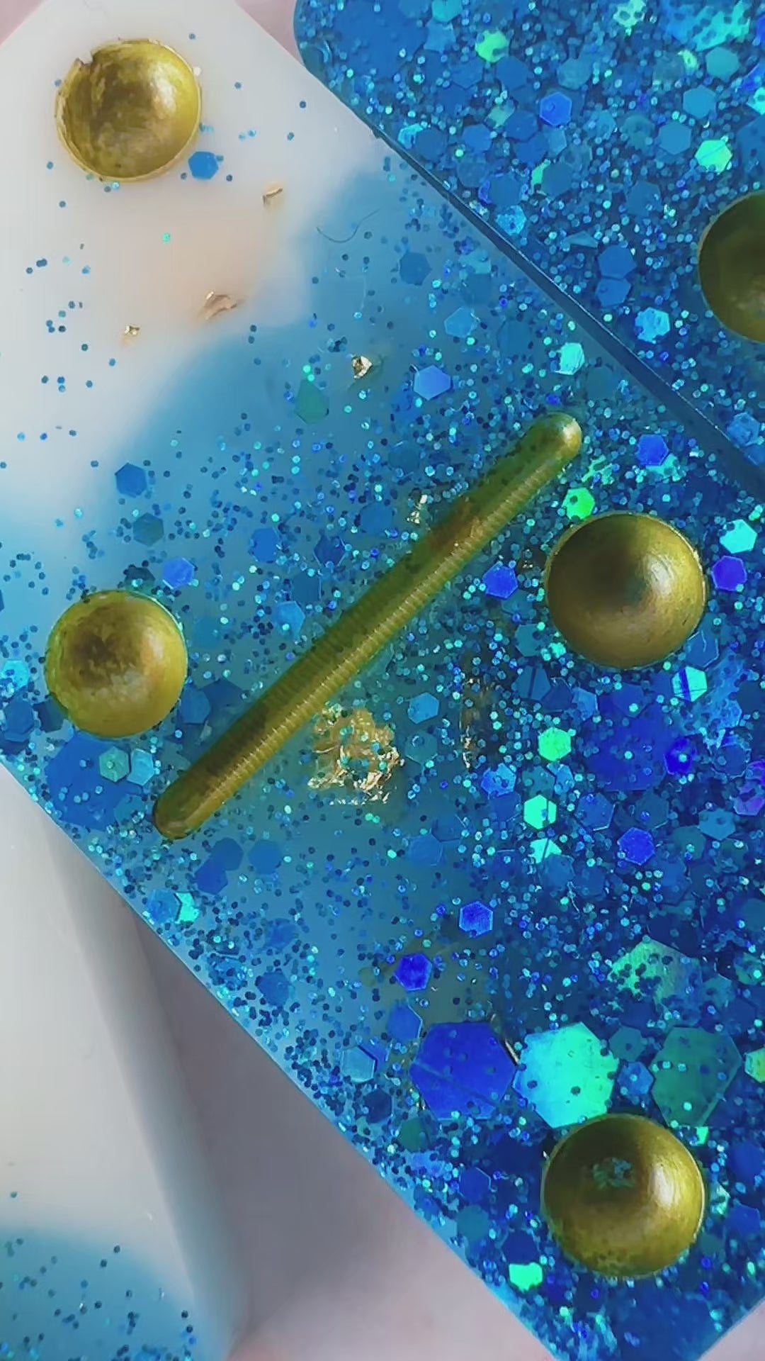 Charger la vidéo : Des mélanges de couleurs aux finitions brillantes, plonge dans l’univers créatif de l’atelier à travers mes vidéos.